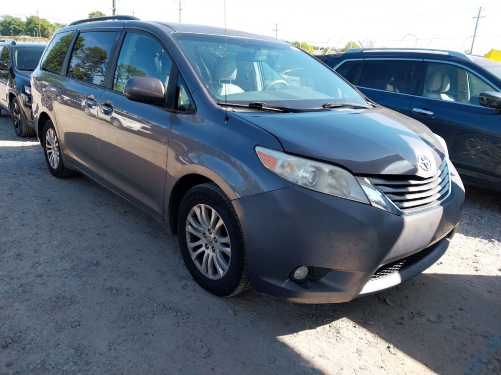2014 Toyota Sienna Image 9