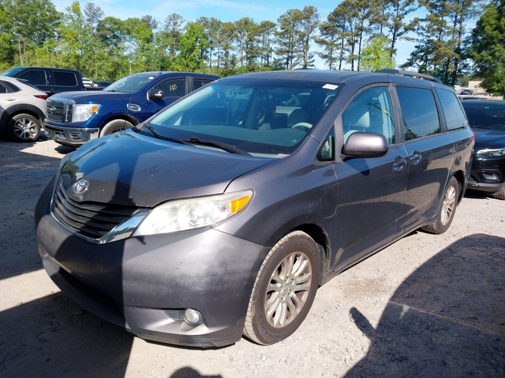 2014 Toyota Sienna Image 1