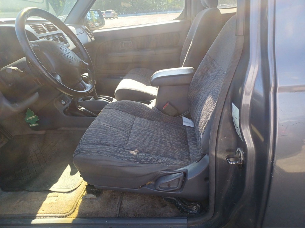 2000 Nissan Frontier Image 9