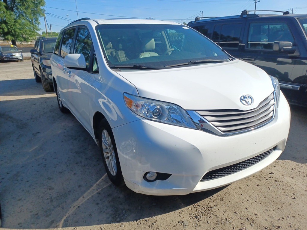 2013 Toyota Sienna Image 1