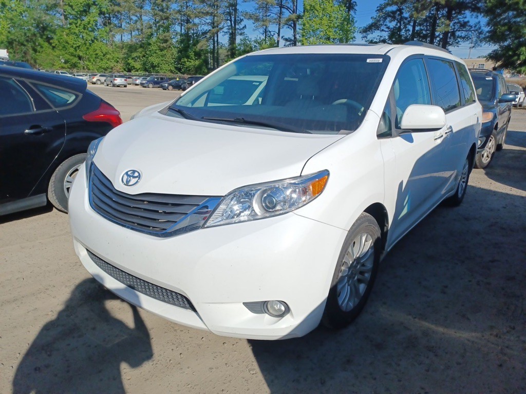 2013 Toyota Sienna Image 3