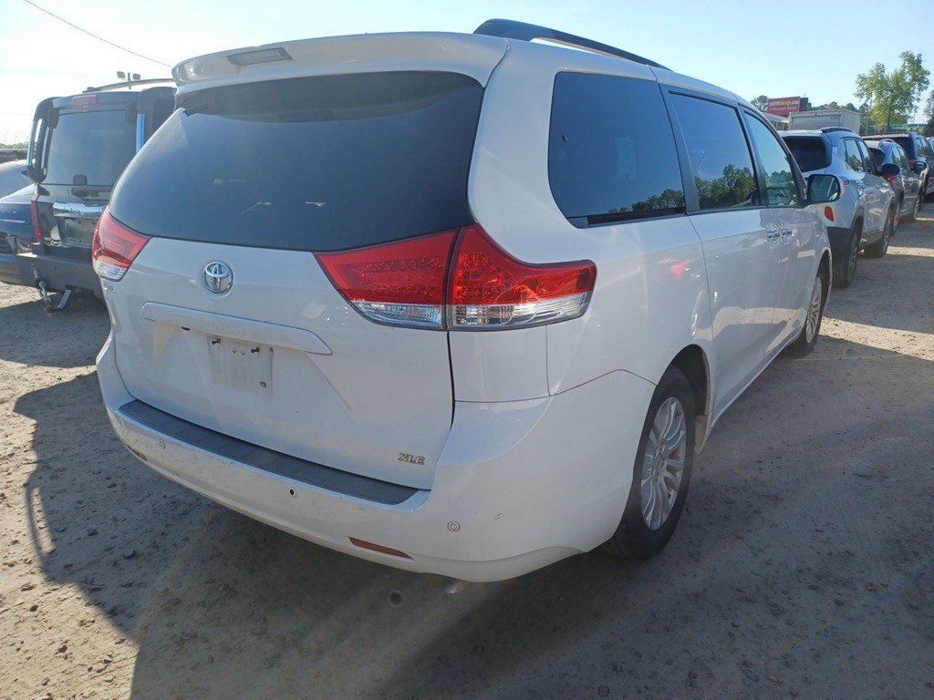 2013 Toyota Sienna Image 4