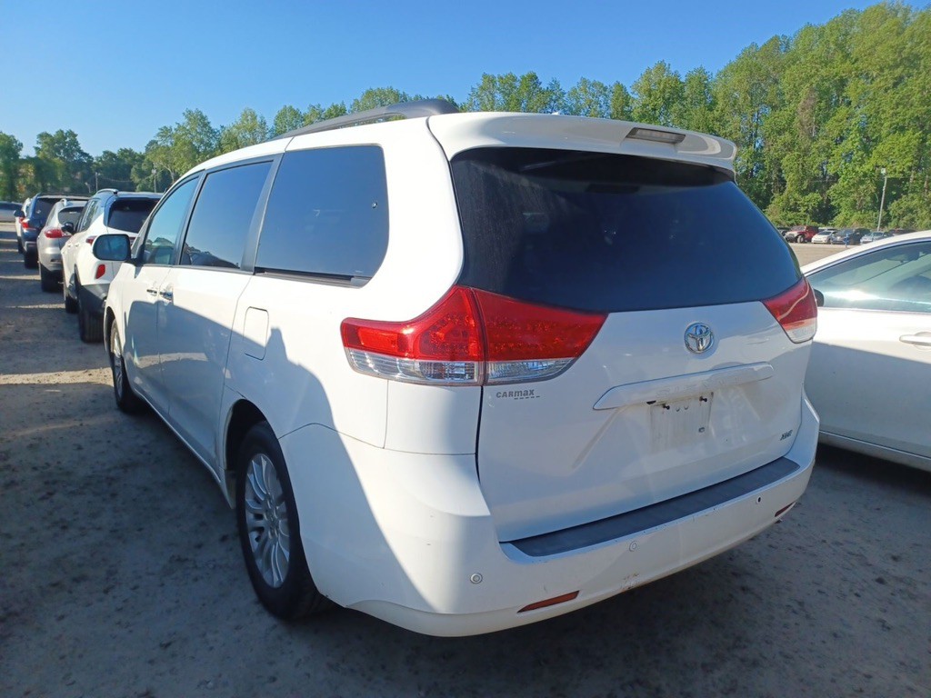 2013 Toyota Sienna Image 6