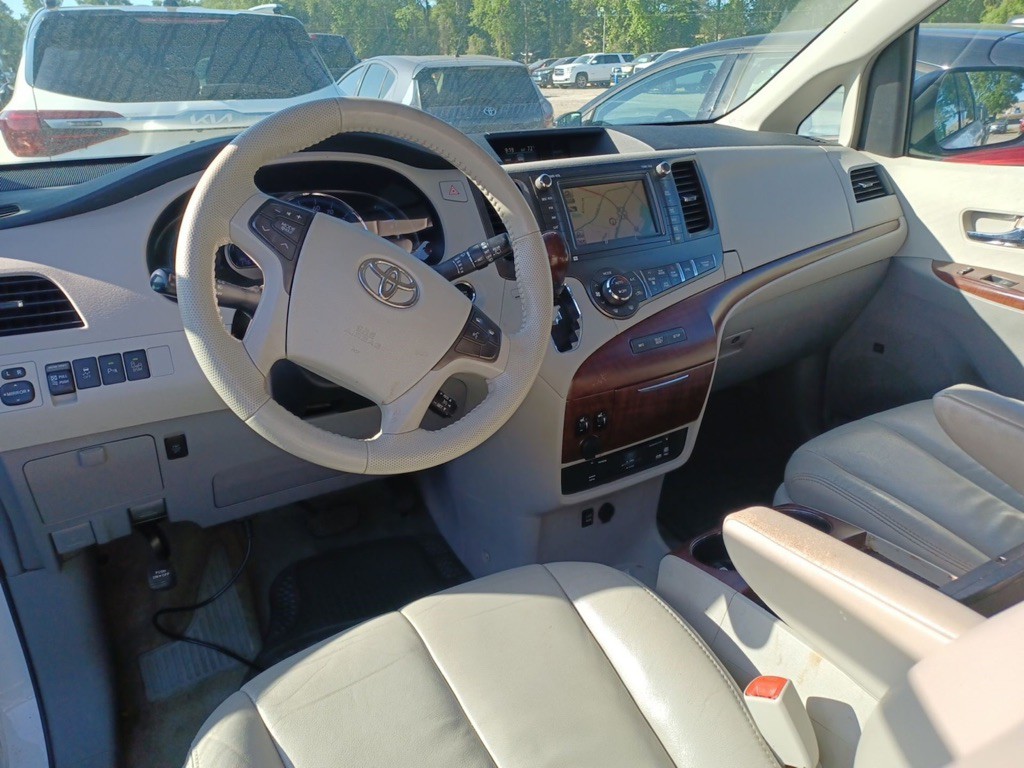 2013 Toyota Sienna Image 9
