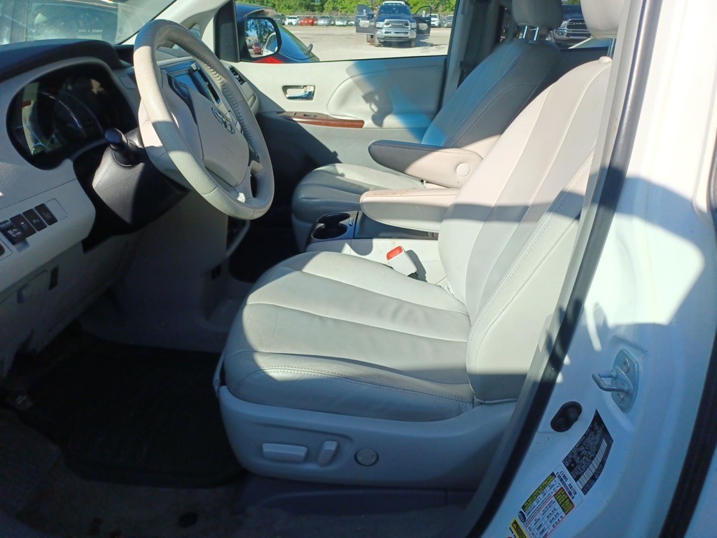 2013 Toyota Sienna Image 10