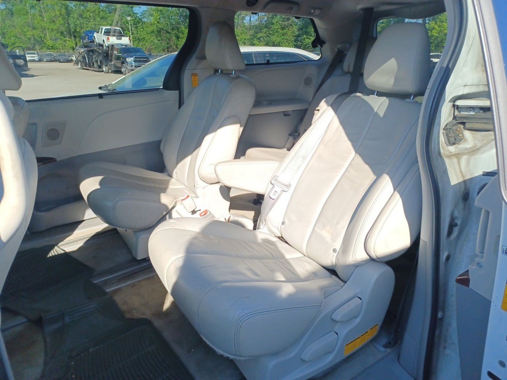 2013 Toyota Sienna Image 11