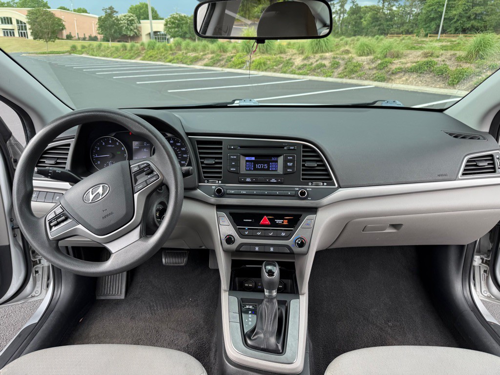 2017 Hyundai Elantra Image 13