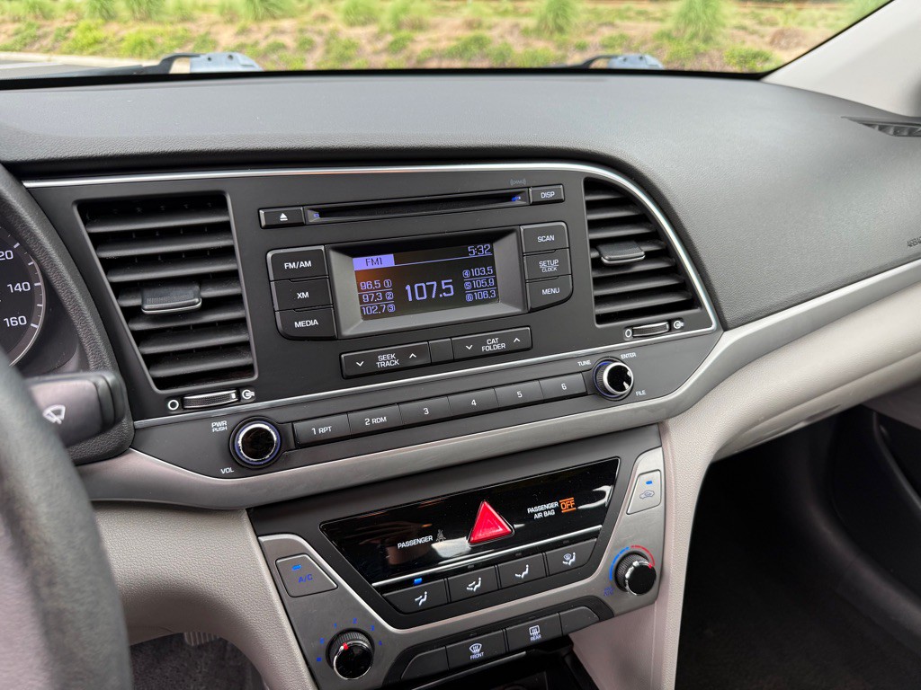 2017 Hyundai Elantra Image 18