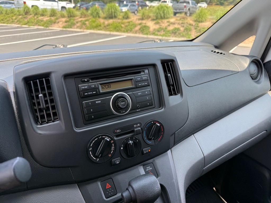 2014 Nissan NV200 Image 25