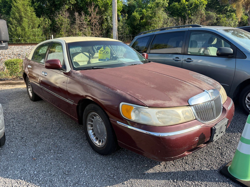 2000 Lincoln Town Car Image 2