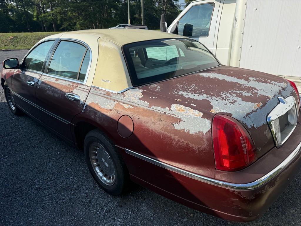 2000 Lincoln Town Car Image 4