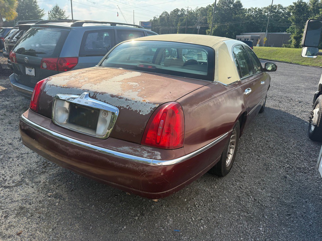 2000 Lincoln Town Car Image 5