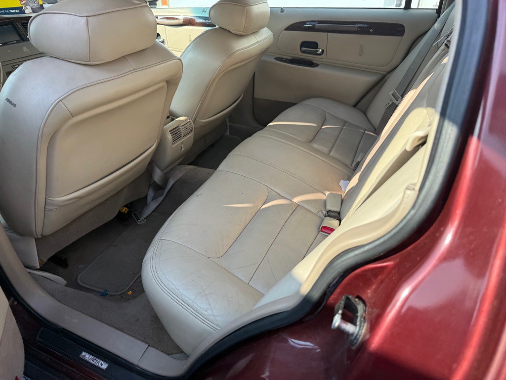 2000 Lincoln Town Car Image 7