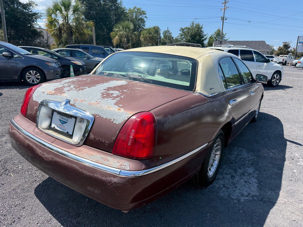 2000 Lincoln Town Car Image 10