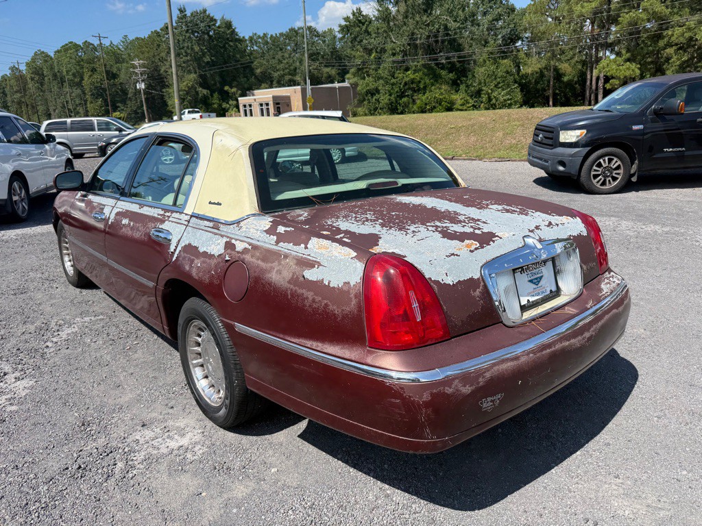 2000 Lincoln Town Car Image 11