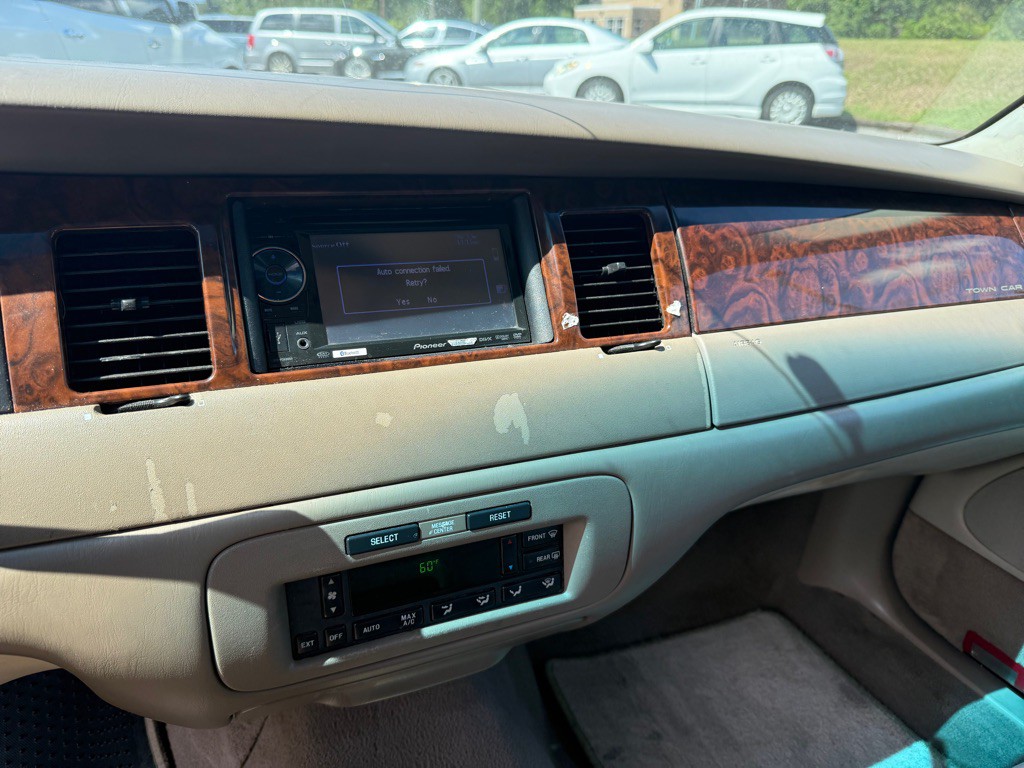 2000 Lincoln Town Car Image 15