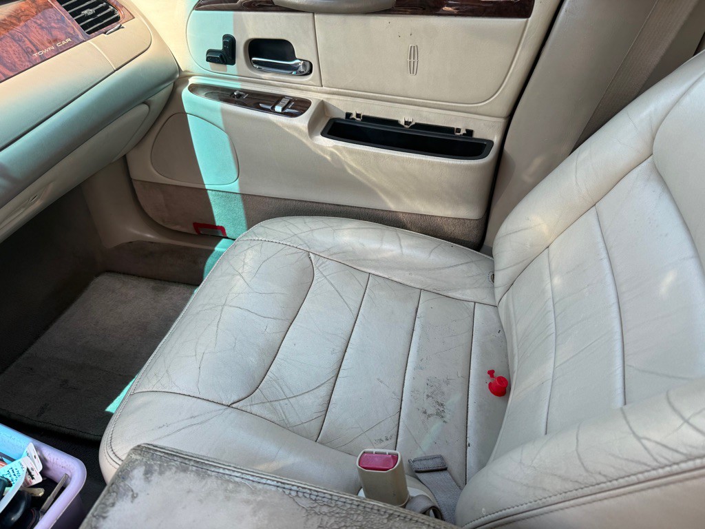 2000 Lincoln Town Car Image 16