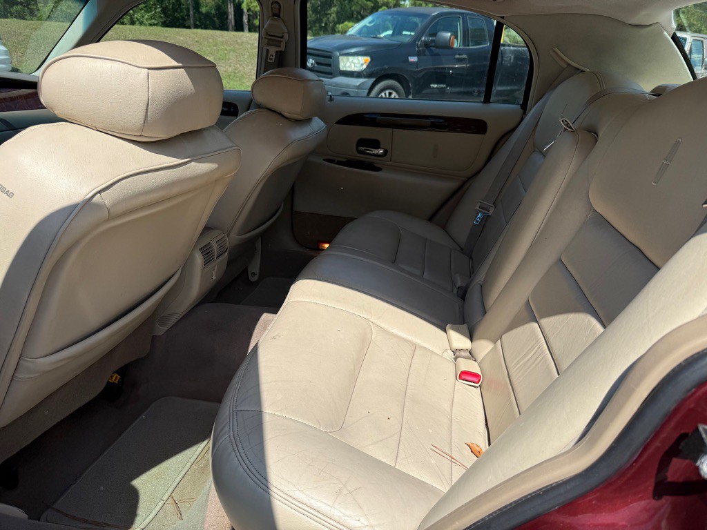 2000 Lincoln Town Car Image 17