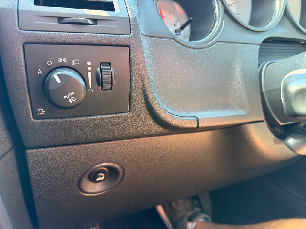 2008 Dodge Challenger Image 36