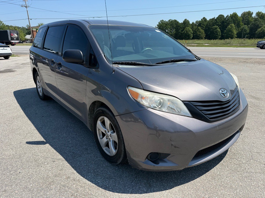 2014 Toyota Sienna Image 2