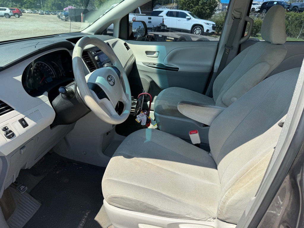 2014 Toyota Sienna Image 5