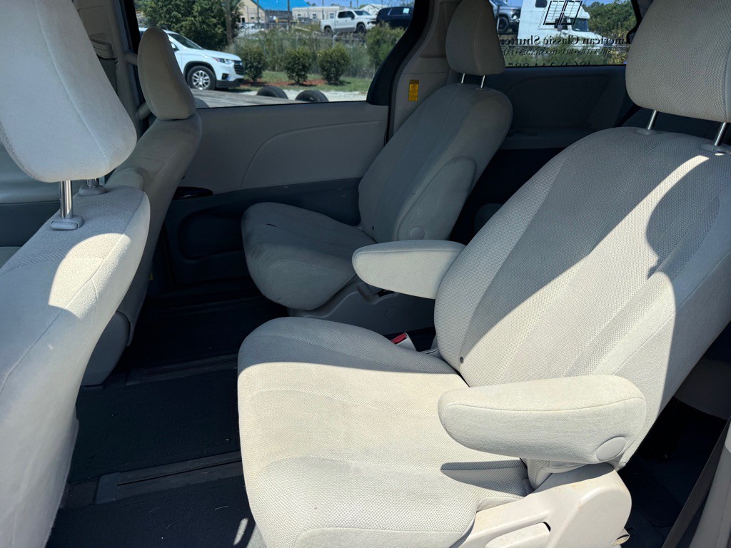 2014 Toyota Sienna Image 6