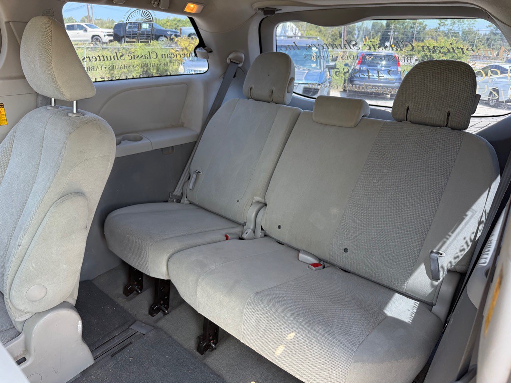2014 Toyota Sienna Image 7