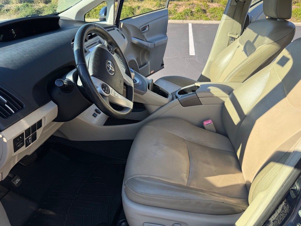 2012 Toyota Prius Image 11