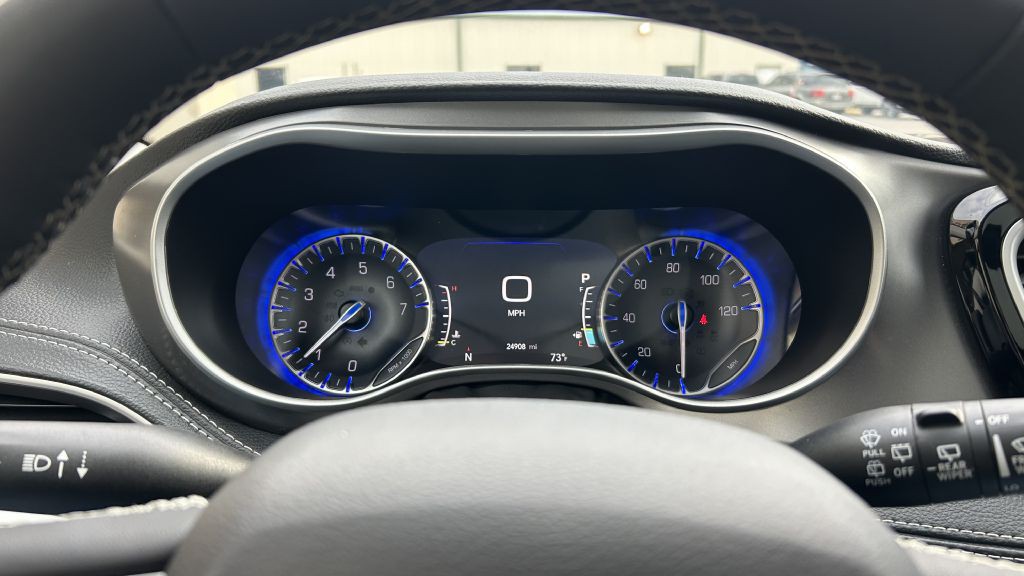2024 Chrysler Pacifica Image 2