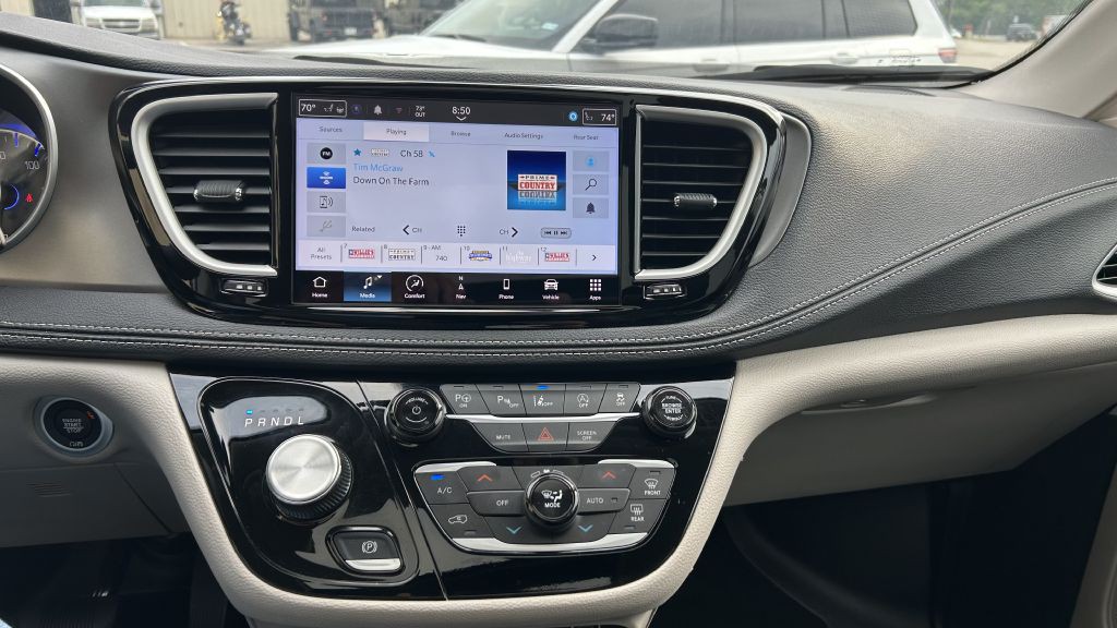 2024 Chrysler Pacifica Image 3