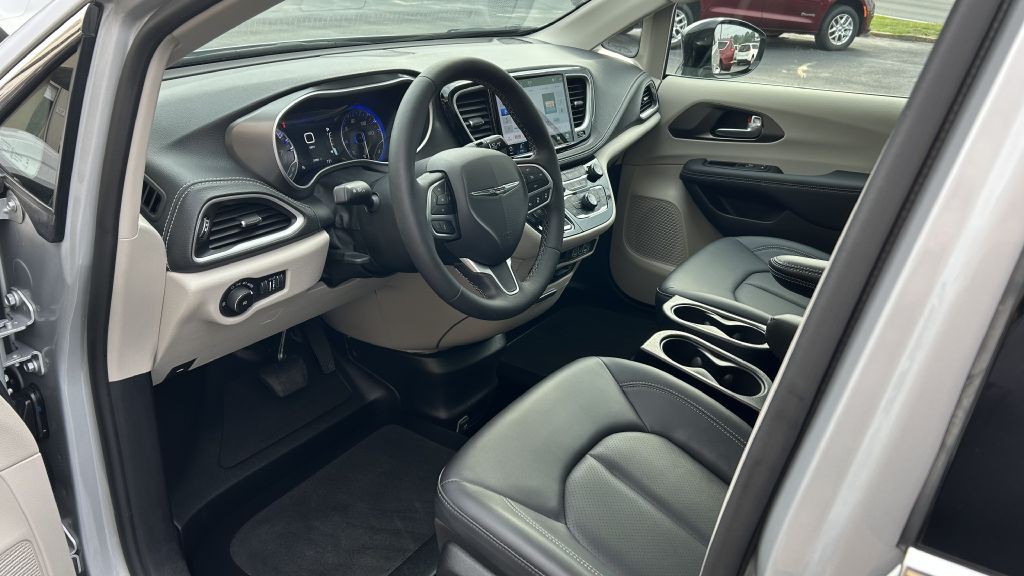 2024 Chrysler Pacifica Image 4