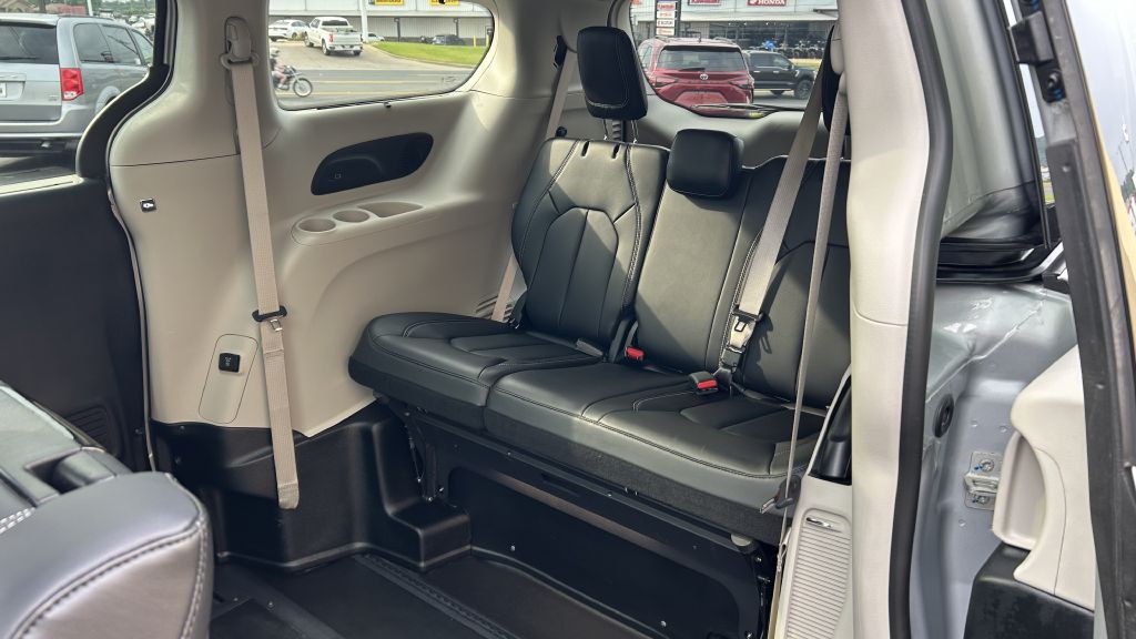 2024 Chrysler Pacifica Image 5