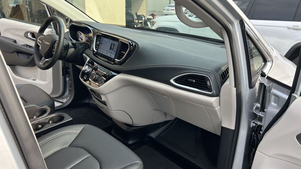 2024 Chrysler Pacifica Image 6