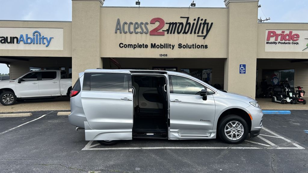 2024 Chrysler Pacifica Image 9