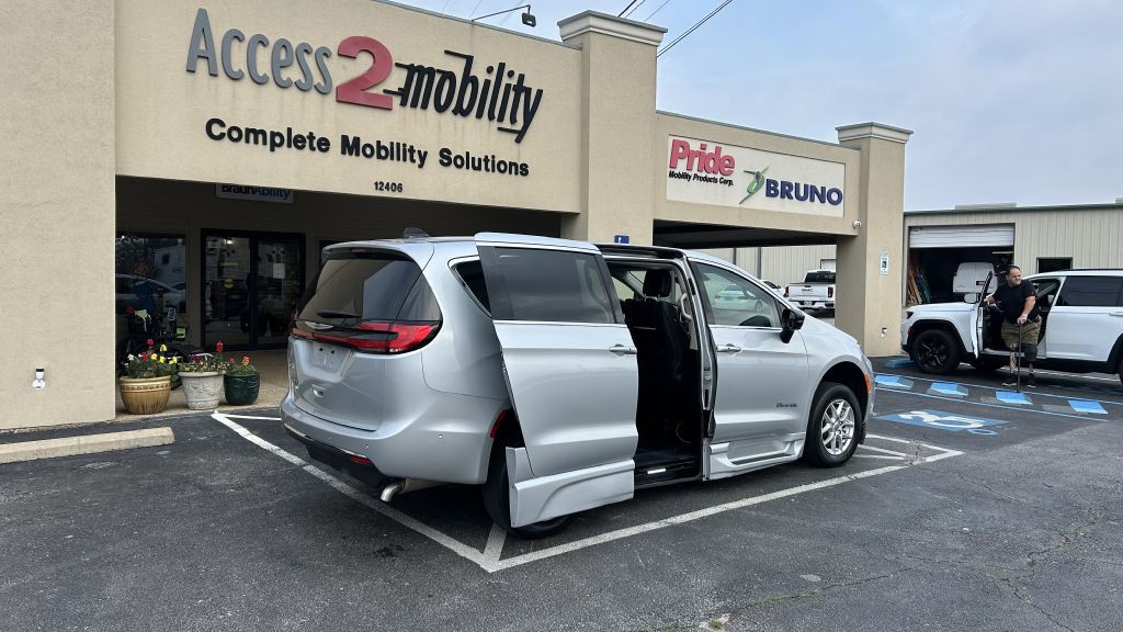 2024 Chrysler Pacifica Image 11