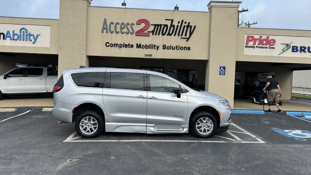 2024 Chrysler Pacifica Image 12
