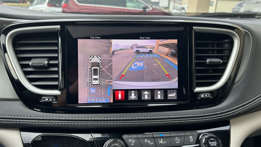 2024 Chrysler Pacifica Image 13