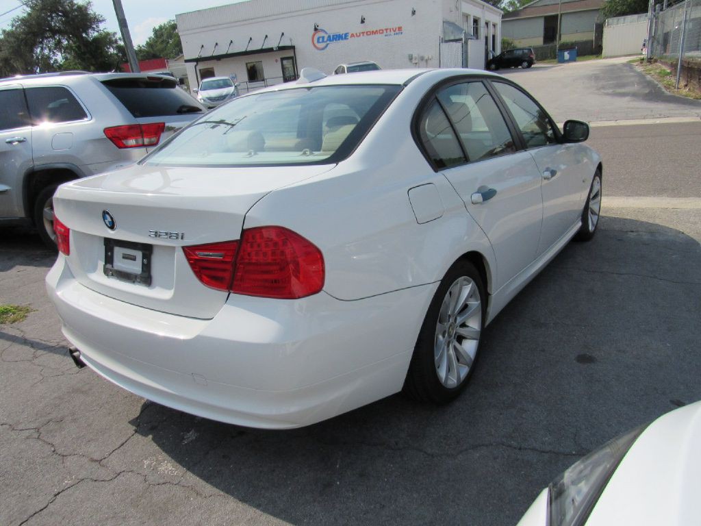 2011 BMW 3 Series Image 6