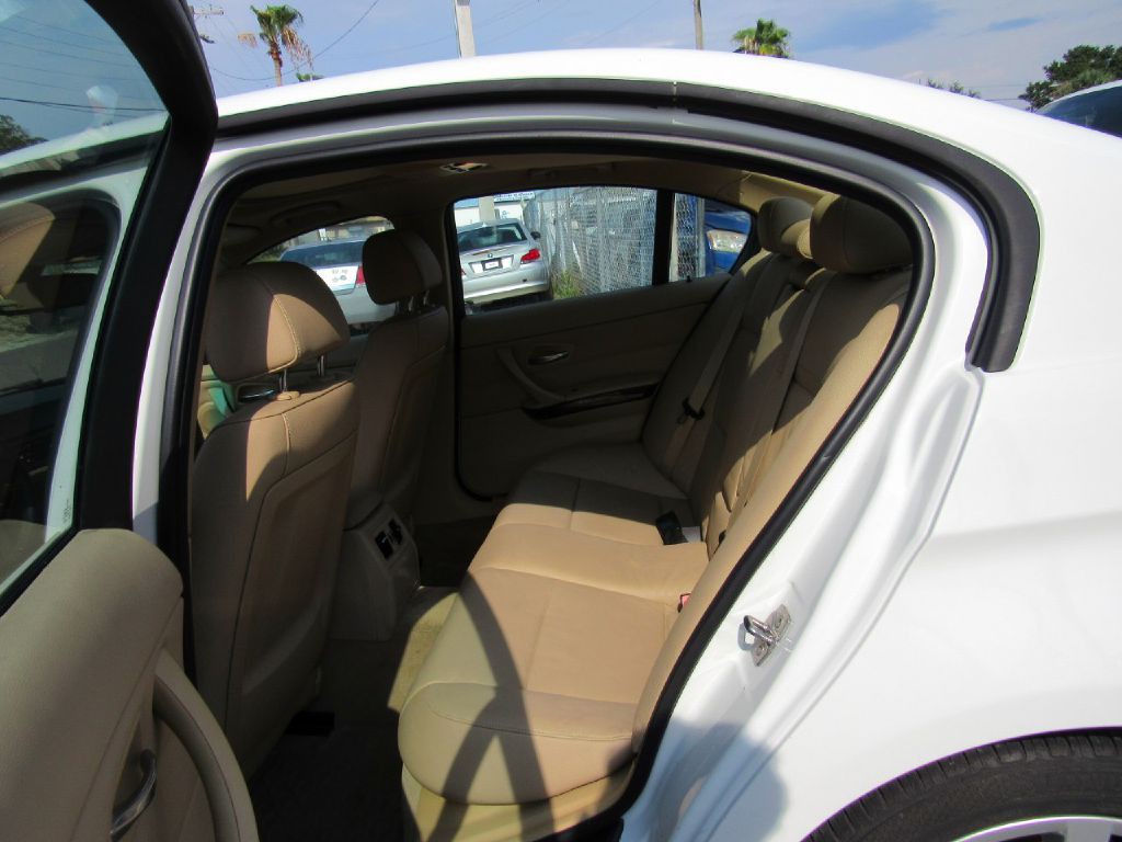 2011 BMW 3 Series Image 13