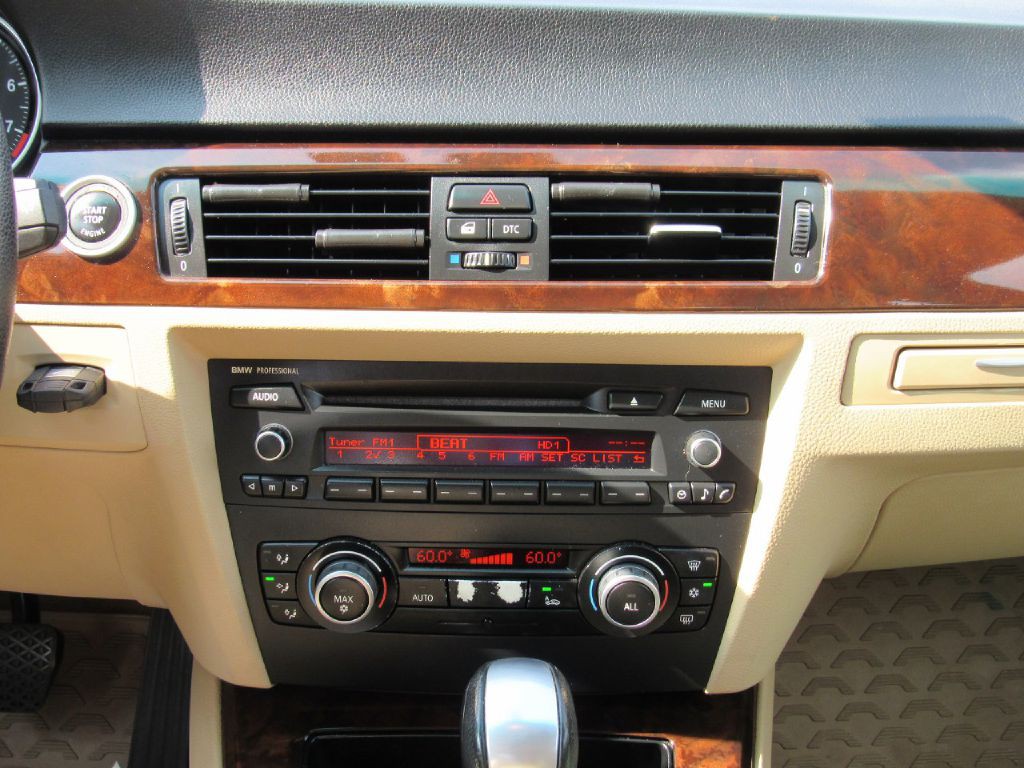 2011 BMW 3 Series Image 16