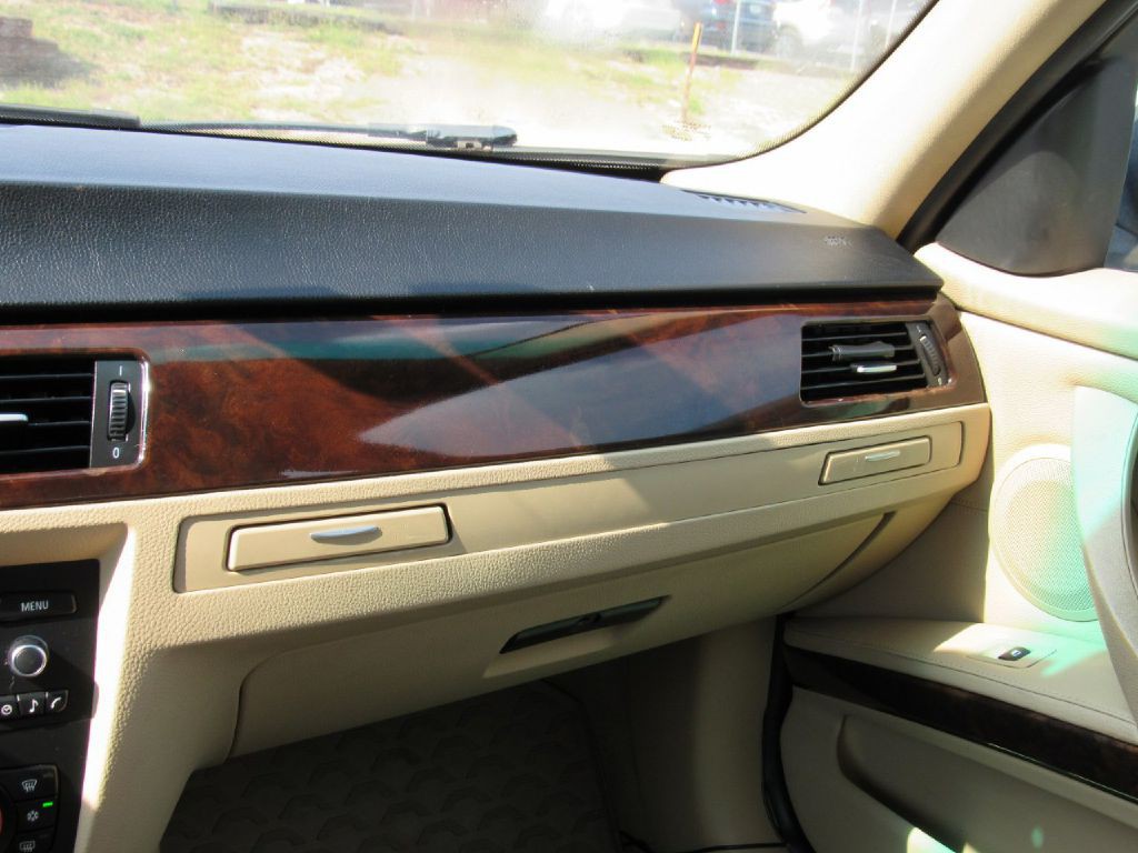 2011 BMW 3 Series Image 17