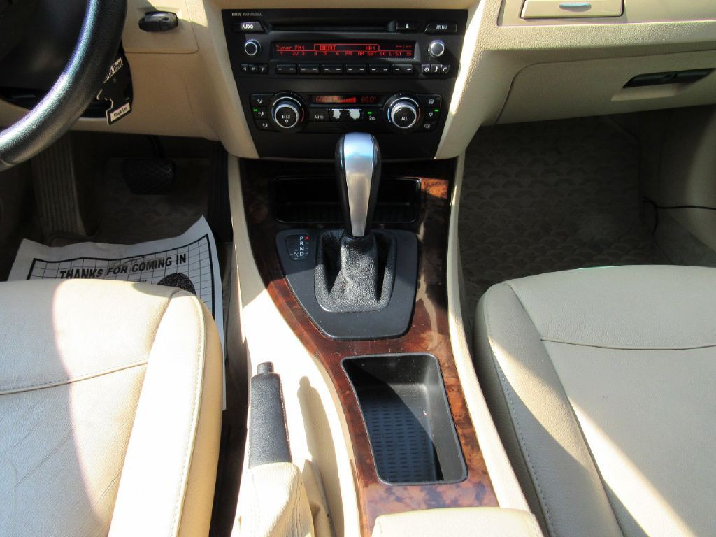 2011 BMW 3 Series Image 18