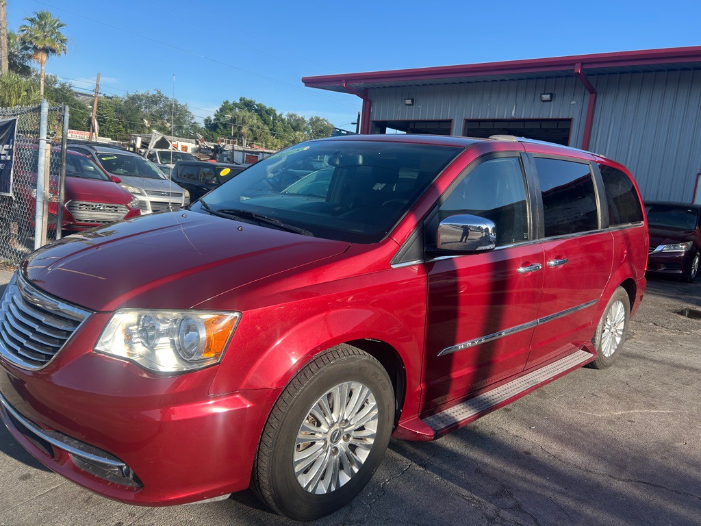2015 Chrysler Town & Country Image 2
