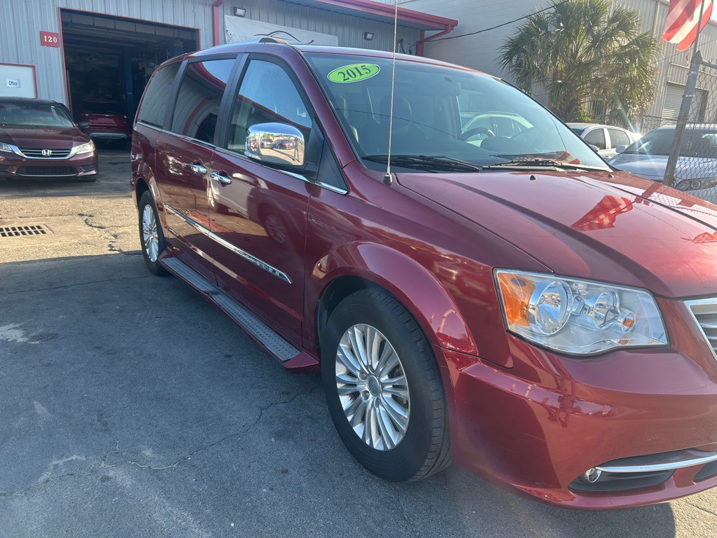 2015 Chrysler Town & Country Image 3