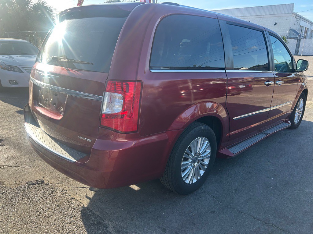 2015 Chrysler Town & Country Image 4