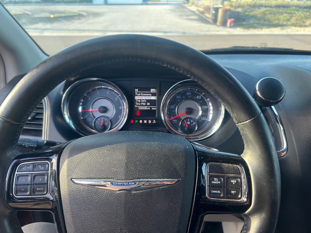 2015 Chrysler Town & Country Image 8