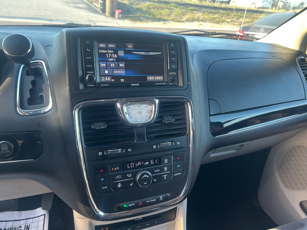 2015 Chrysler Town & Country Image 9