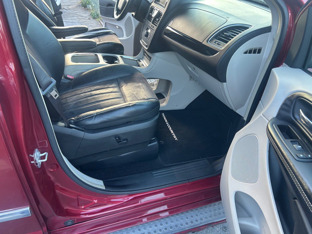 2015 Chrysler Town & Country Image 14