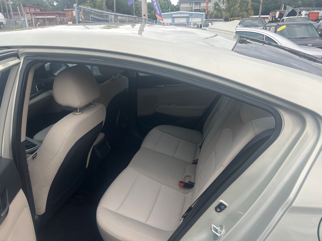 2017 Hyundai Elantra Image 7