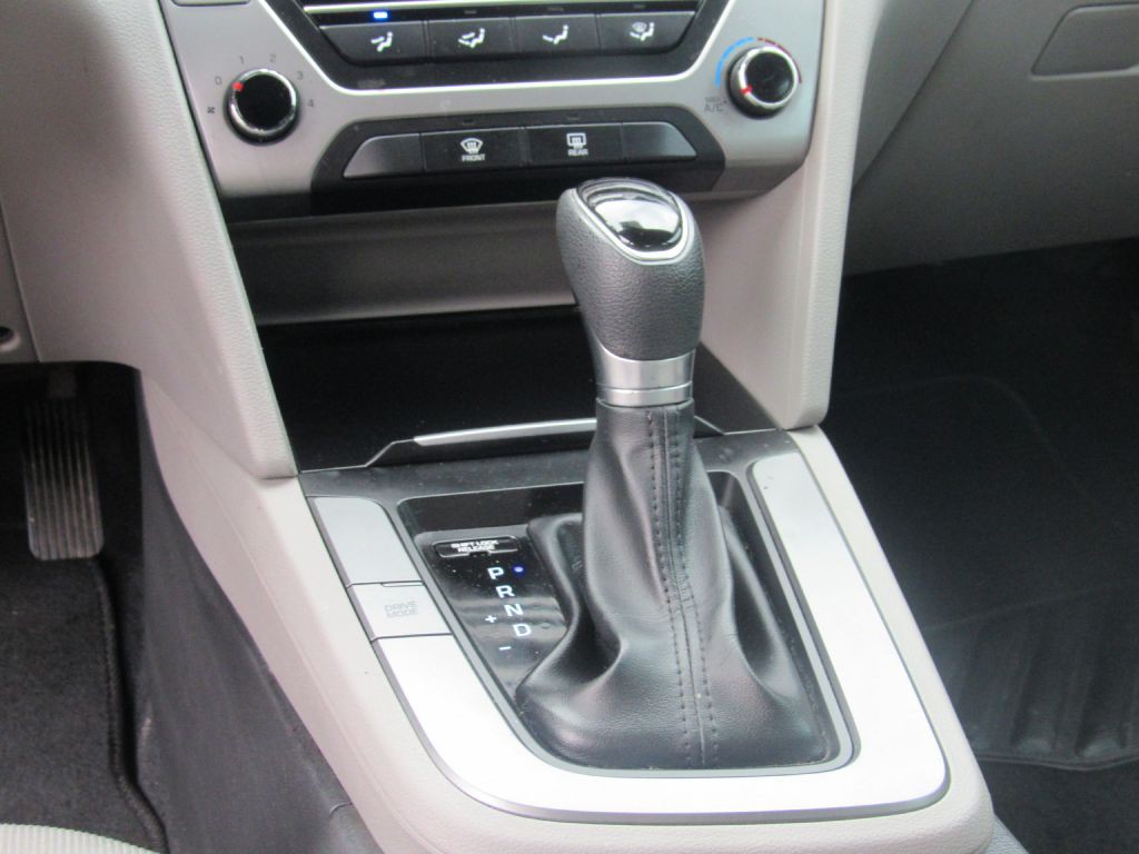 2017 Hyundai Elantra Image 16